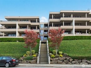 735 1st Street S 103, Kirkland WA 98033