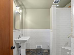 1524 10th Avenue W, Seattle WA 98119