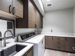 5629 Pleasure Point Lane SE, Bellevue WA 98006