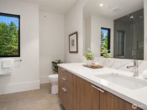 1032 89th Avenue NE, Bellevue WA 98004