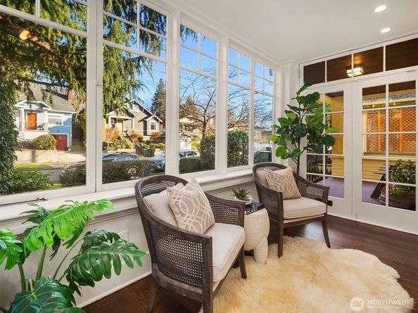 5027 8th Avenue NE, Seattle WA 98105