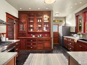 5027 8th Avenue NE, Seattle WA 98105