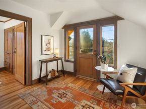 5027 8th Avenue NE, Seattle WA 98105