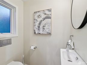 10331 NE 19th Place, Bellevue WA 98004