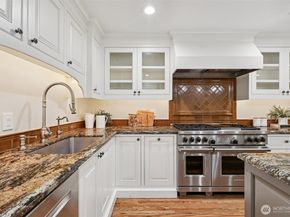 10331 NE 19th Place, Bellevue WA 98004