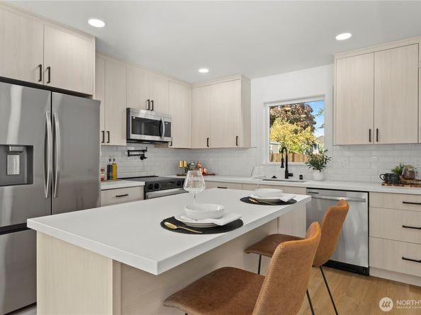 9735 Evanston Avenue N, Seattle WA 98103
