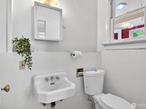 5253 Brooklyn Avenue NE, Seattle WA 98105