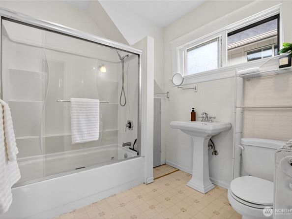 5253 Brooklyn Avenue NE, Seattle WA 98105