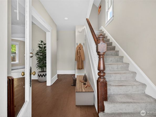 5253 Brooklyn Avenue NE, Seattle WA 98105