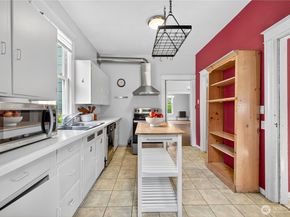 5253 Brooklyn Avenue NE, Seattle WA 98105