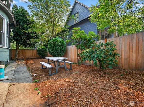 5253 Brooklyn Avenue NE, Seattle WA 98105
