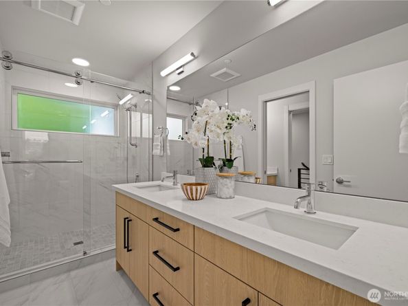 105 D NW 39th Street, Seattle WA 98107