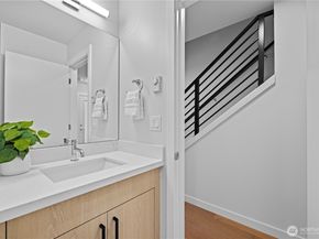 105 D NW 39th Street, Seattle WA 98107