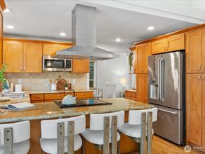 1061 NW 167th St, Shoreline WA 98177