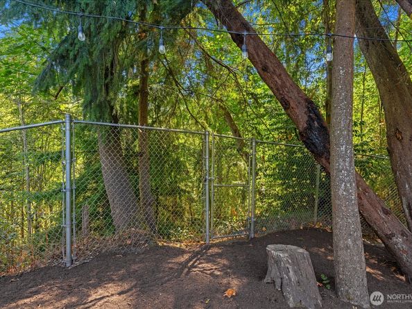 1061 NW 167th St, Shoreline WA 98177