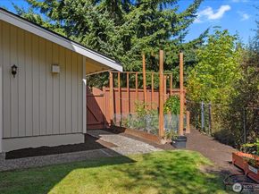 1061 NW 167th St, Shoreline WA 98177