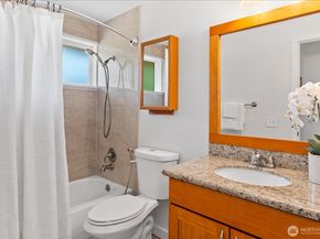 1061 NW 167th St, Shoreline WA 98177