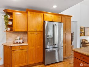 1061 NW 167th St, Shoreline WA 98177