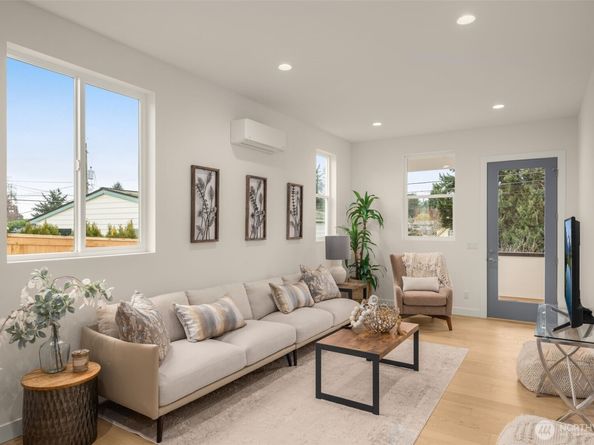 2727 50th Avenue SW, Seattle WA 98116