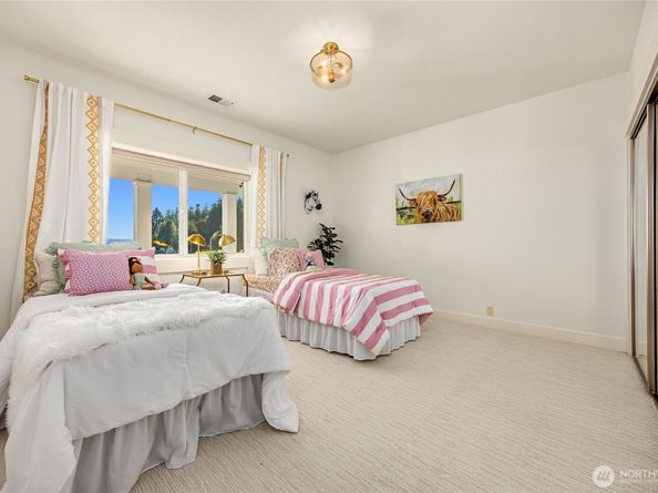 10052 Edgecombe Place NE, Bainbridge Island WA 98110