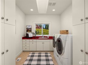10052 Edgecombe Place NE, Bainbridge Island WA 98110