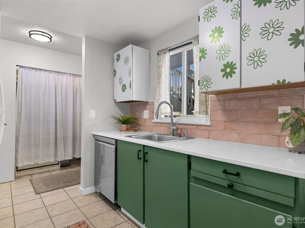 8823 Holly Drive C102, Everett WA 98208