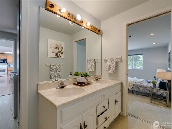 4332 W Mercer Way, Mercer Island WA 98040