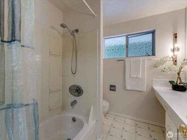 4332 W Mercer Way, Mercer Island WA 98040
