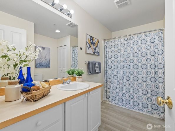 5256 236 Place SE 243, Issaquah WA 98029