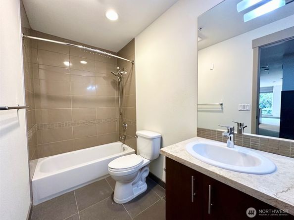 4547 8th Ave NE 306, Seattle WA 98105
