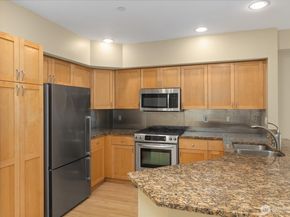 925 110th Avenue NE PH05, Bellevue WA 98004