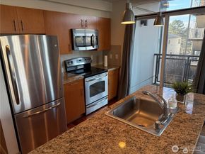 4547 8th Avenue NE 414, Seattle WA 98105