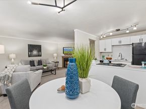 19855 25th Avenue NE 207, Shoreline WA 98155