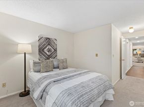 19855 25th Avenue NE 207, Shoreline WA 98155