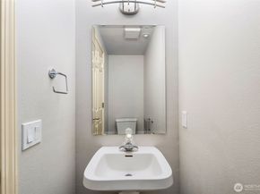 559 McGraw Street 402, Seattle WA 98109