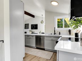 1621 N 201st Street, Shoreline WA 98133