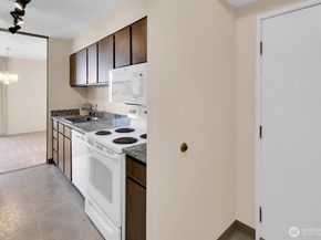 4540 8th Avenue NE 2302, Seattle WA 98105