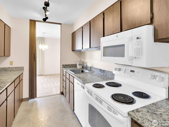 4540 8th Avenue NE 2302, Seattle WA 98105