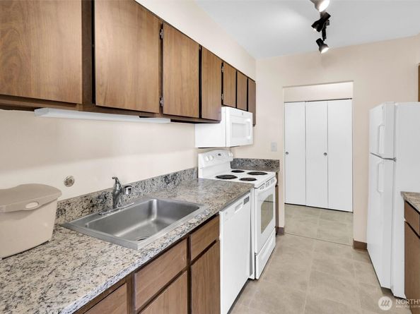 4540 8th Avenue NE 2302, Seattle WA 98105