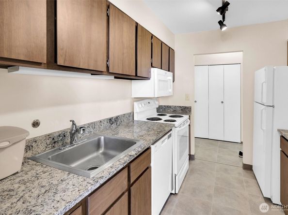 4540 8th Avenue NE 2302, Seattle WA 98105