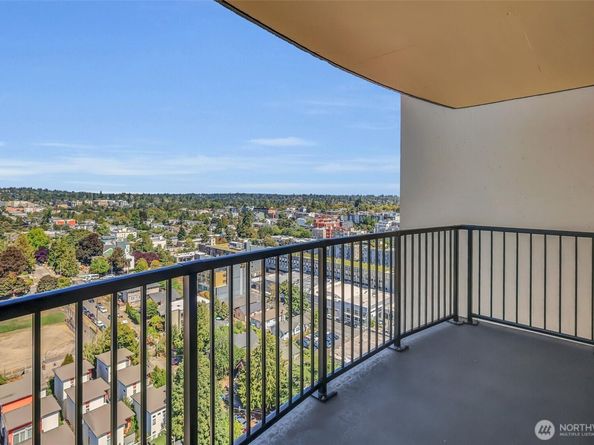 4540 8th Avenue NE 2302, Seattle WA 98105