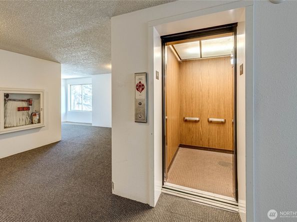 2210 NE 92nd Street 403, Seattle WA 98115