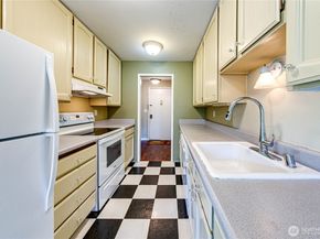 2210 NE 92nd Street 403, Seattle WA 98115