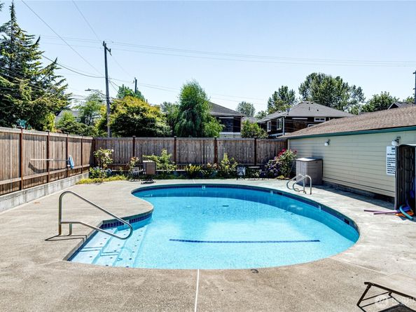 2210 NE 92nd Street 403, Seattle WA 98115