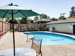 2210 NE 92nd Street 403, Seattle WA 98115