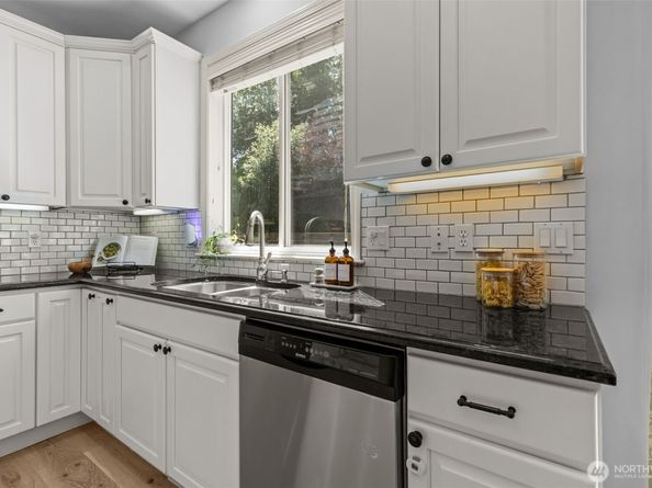 8122 NE 189th Place, Kenmore WA 98028