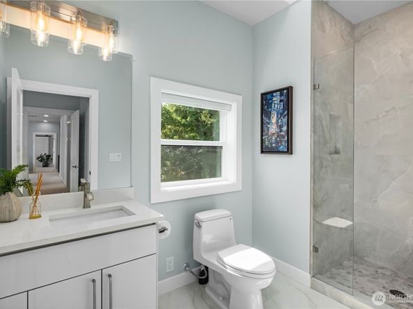 670 W Lake Sammamish Parkway NE, Bellevue WA 98008