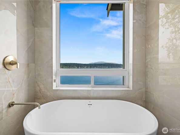 670 W Lake Sammamish Parkway NE, Bellevue WA 98008