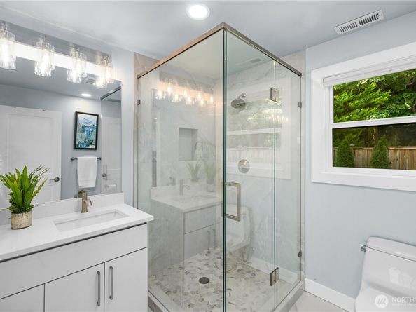 670 W Lake Sammamish Parkway NE, Bellevue WA 98008