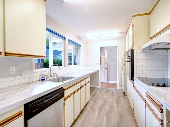 11731 Bartlett Avenue NE, Seattle WA 98125